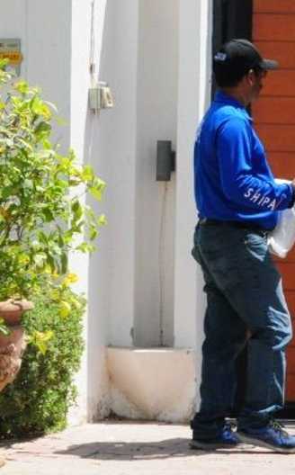Person delivering a package for cracking last mile delivery with Shipa